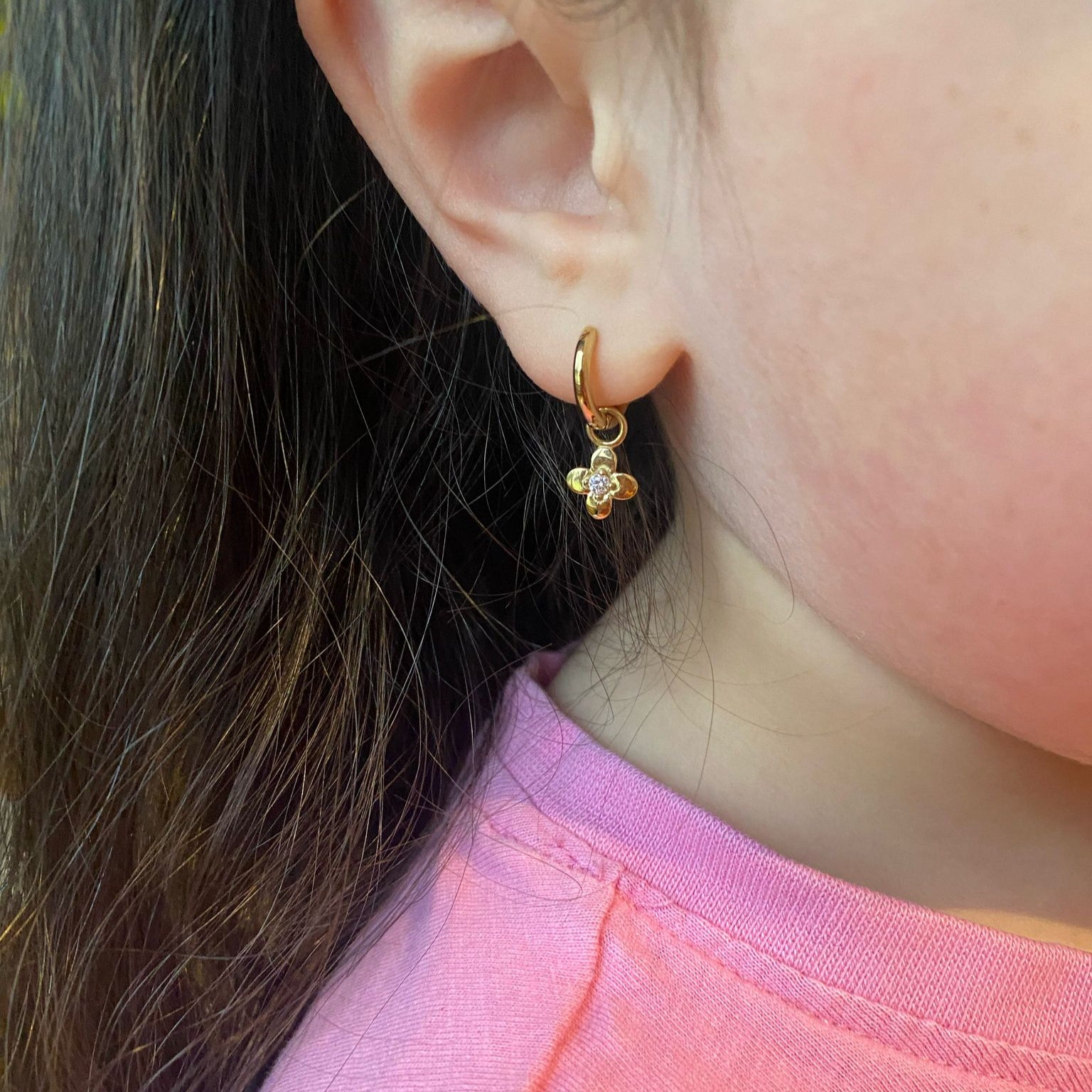 Kids flower pendant huggie earrings for sensitive skin boucles oreilles enfant fille breloque fleur acier inoxydable peau sensible hypoallergènes