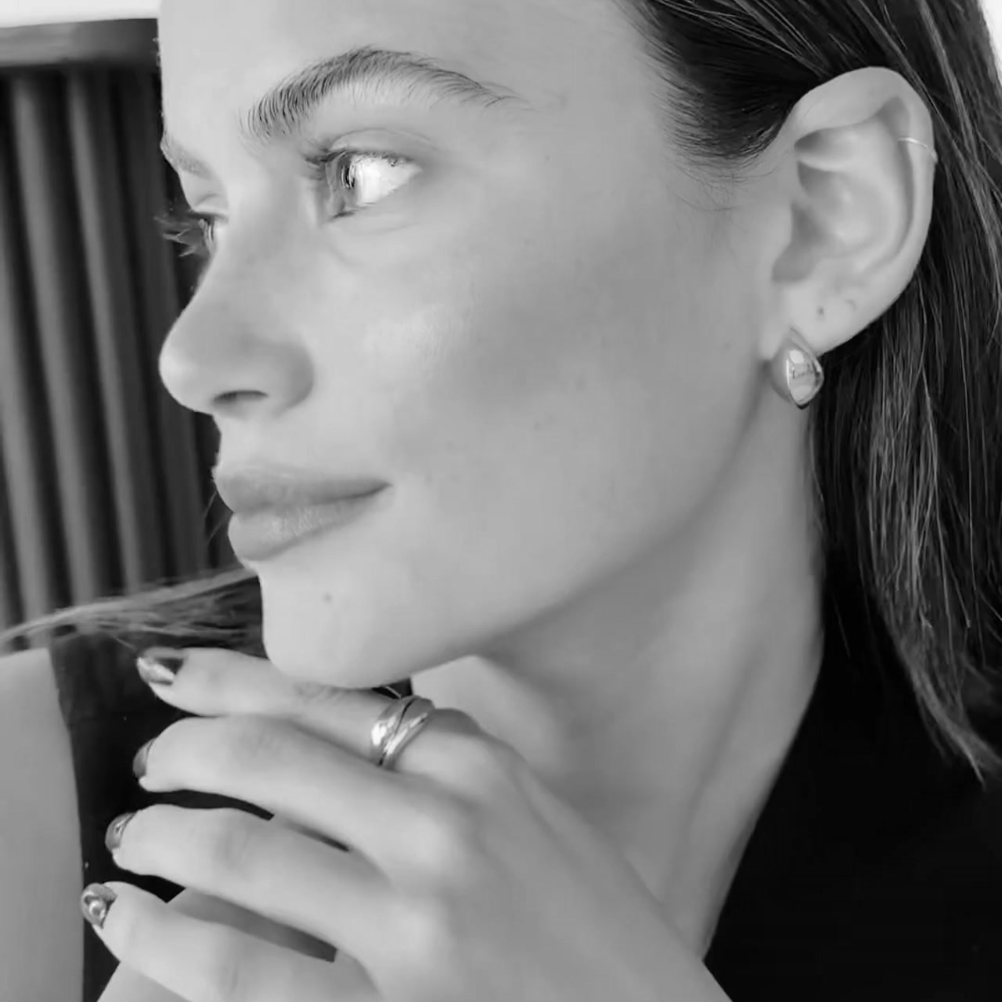 Behind the scene : puffy moon shape hoop earrings