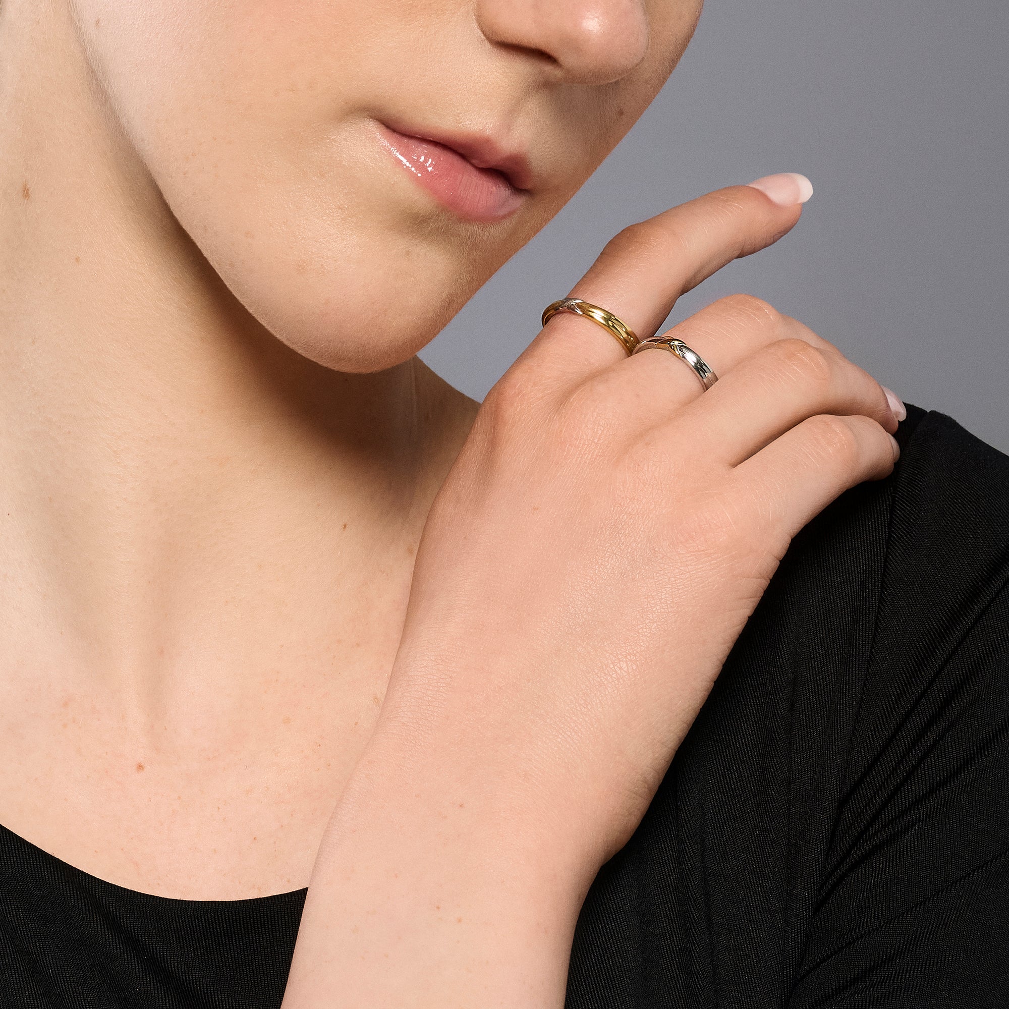 Gold and silver stainless steel minimalist rings with crossover design, stackable everyday band rings, hypoallergenic non-tarnish durable jewelry Canada.
