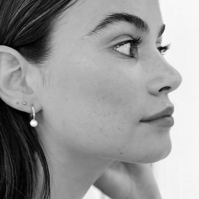 Behind the scene : huggie earrings and pearl