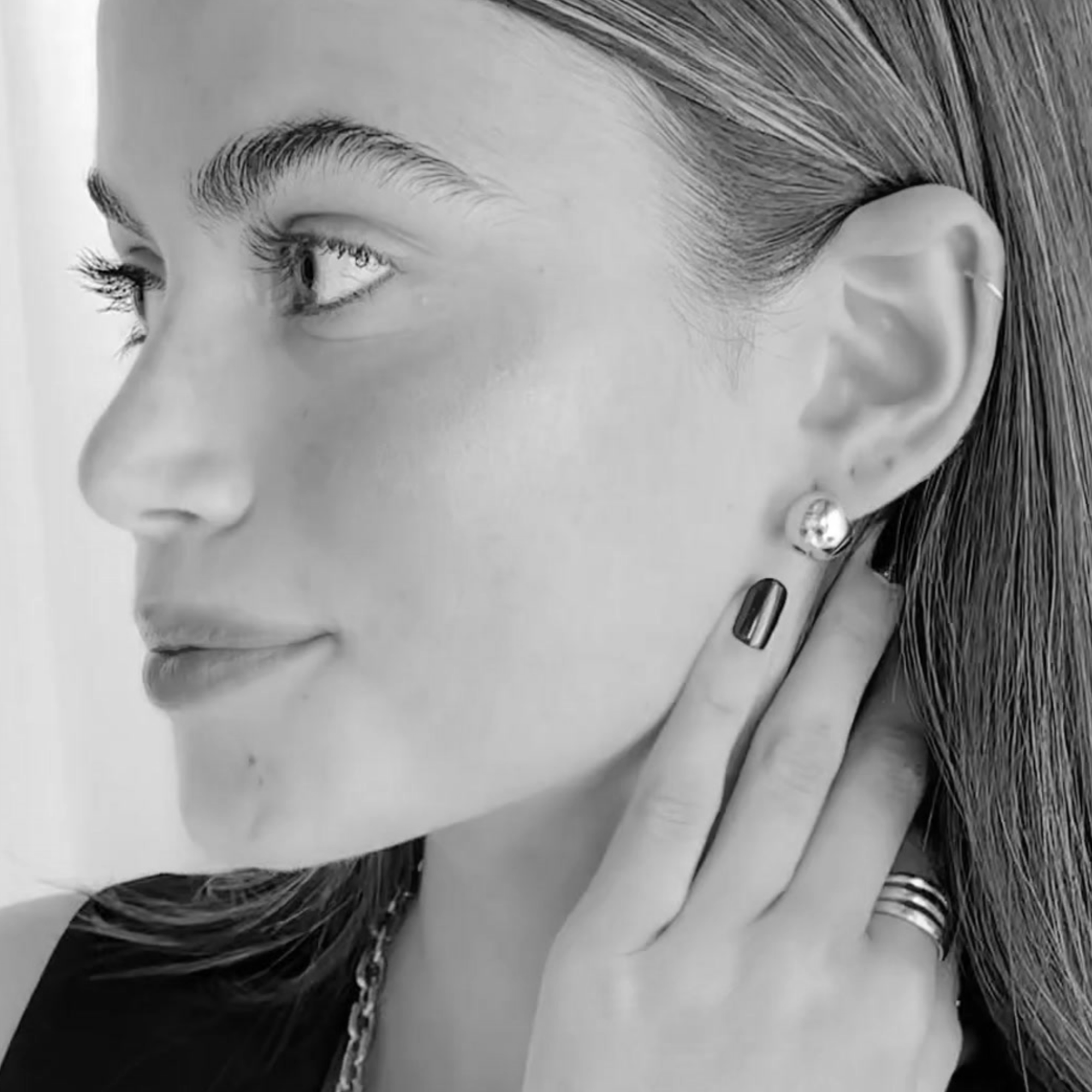 Behind the scene : comfy sphere huggie earrings