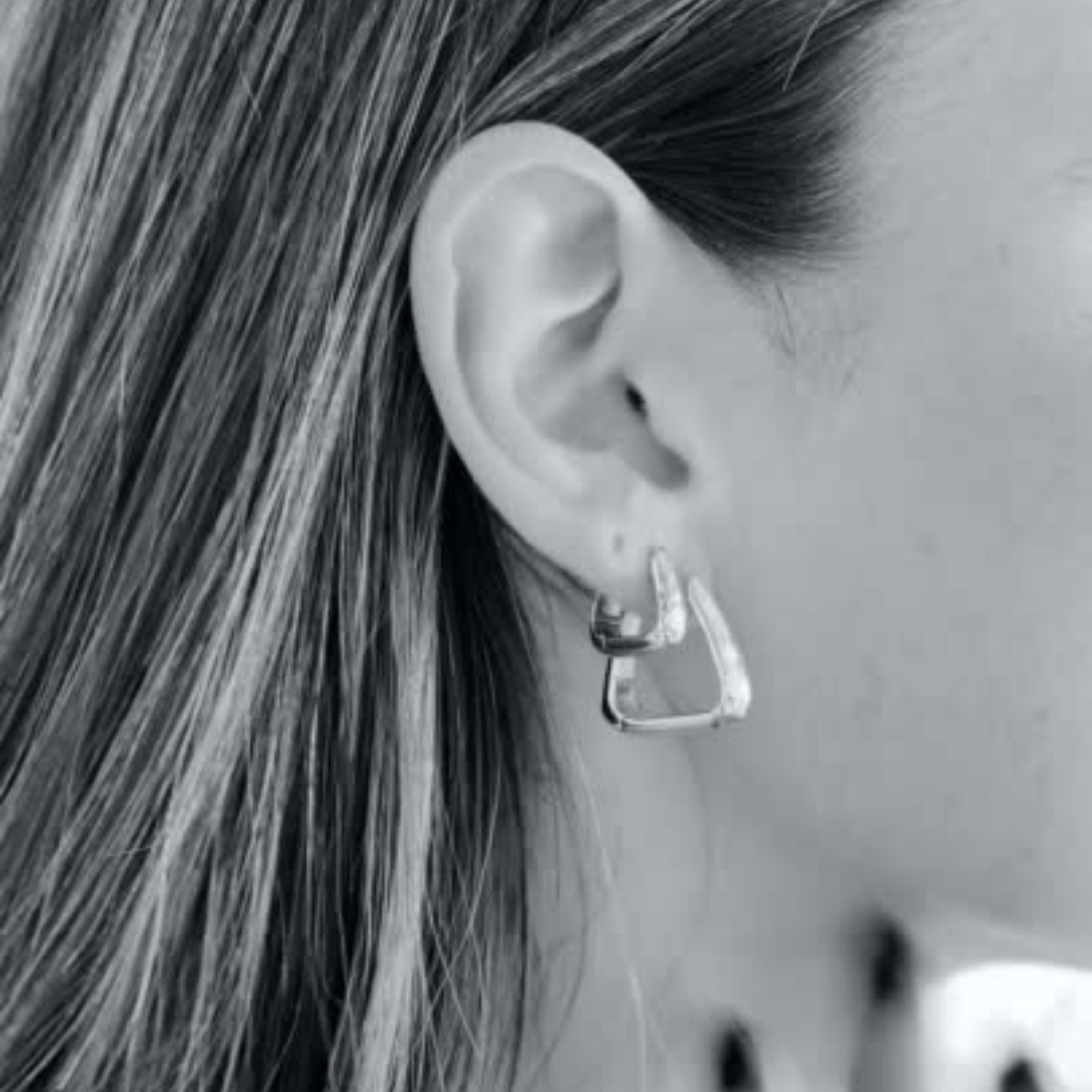 Behind the scene : medium triangle hoop earrings